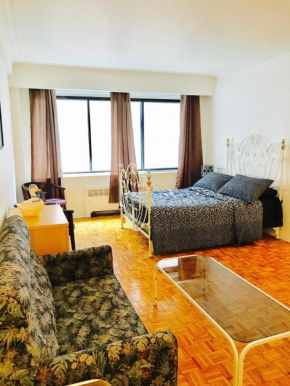 Stylish Montreal Apartment: Comfortable Stay in the Golden Square Mile